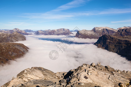 从Dalsnibba山到挪威Geiranger上空的云层图片
