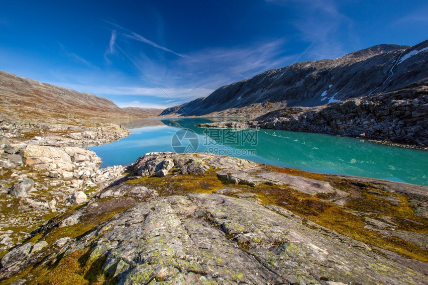 阳光明媚的秋天风景挪威GamleStrynefjellsvegenLangvatnet湖图片