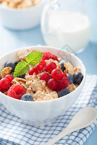 带玉米花和果汁的健康早餐图片