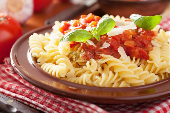 意大利经典古面糊加番茄酱和烤肉图片