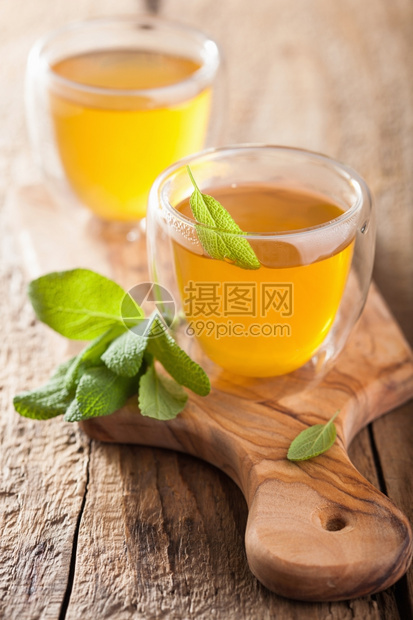 玻璃杯中含绿叶的草药圣香茶图片