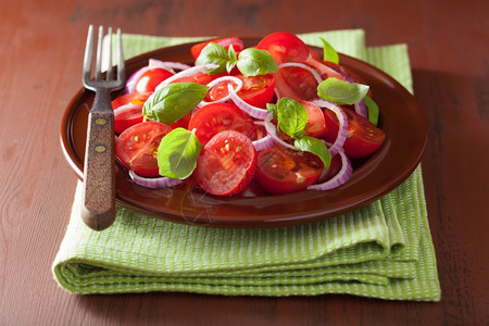 番茄沙拉加洋葱橄榄油和甘蓝醋图片