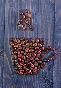 木制桌上的阿罗马咖啡豆图片