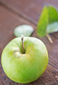 木制桌上有新鲜的绿苹果图片