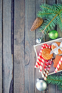 圣诞节背景饼干和木板上的装饰图片