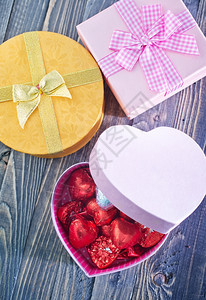 餐桌上的巧克力糖果和盒装礼物图片