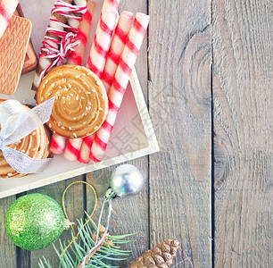 圣诞节背景饼干和木板上的装饰图片