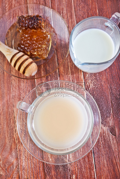 奶白色的清茶和蜂蜜俯视图图片