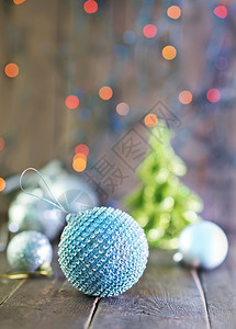餐桌上的圣诞节装饰树图片