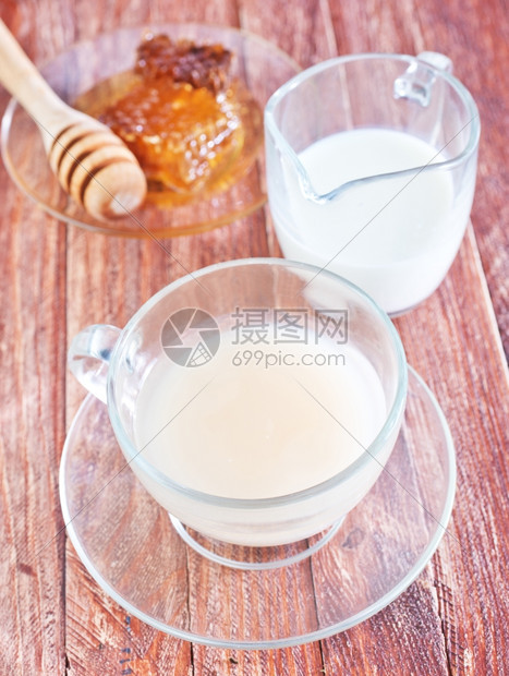 奶白色的清茶和蜂蜜图片