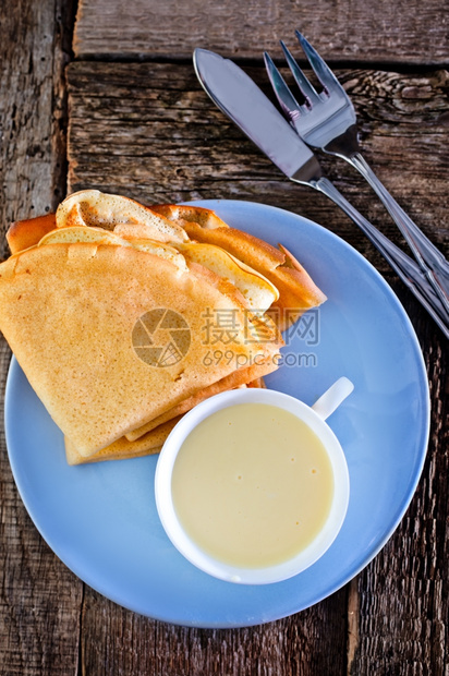 甜的煎饼和浓缩牛奶俯视图图片