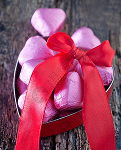 红心和巧克力糖果放在桌上图片