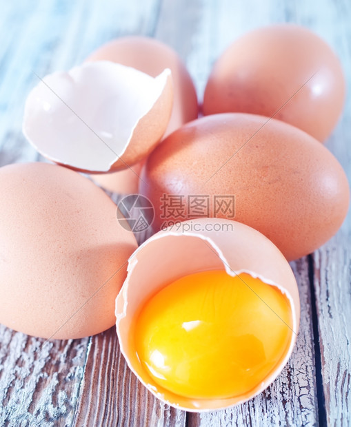 餐桌上的生鸡蛋图片