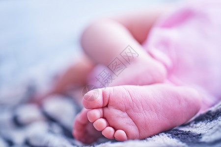 婴儿脚一个小女孩的脚图片