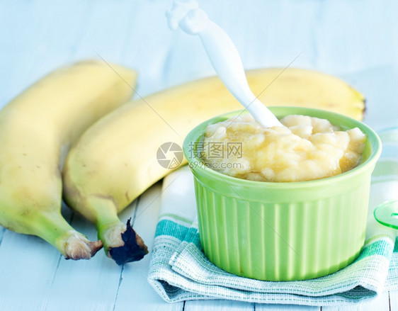 在碗中的香蕉果泥图片