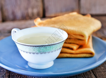 甜的煎饼浓缩牛奶杯中图片