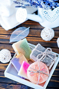 桌上的彩色肥皂和熏衣剂图片