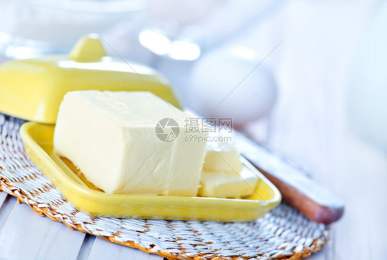 黄色小盘子上的黄油图片