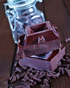 巧克力在木制餐桌上的巧克力背景图片