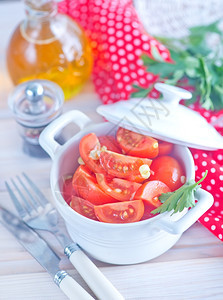 桌上的番茄沙拉图片