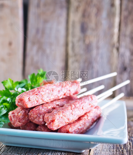 Raw土耳其传统Sish肉类Kebab在盘子上图片