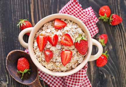 小麦燕麦碗里有草莓的燕麦片背景