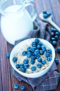 白碗中的蓝莓原燕麦片图片