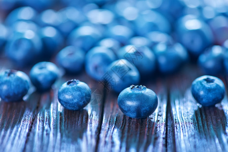 翡翠加工木板上的蓝莓背景
