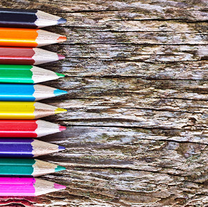 木制背景上的彩色铅笔木制板上的铅笔图片