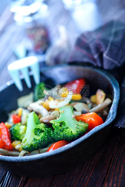 锅里和桌上的炸蔬菜图片
