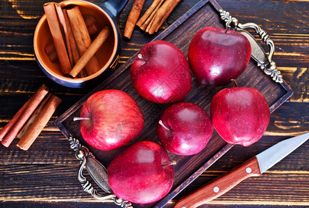 木桌上的苹果和肉桂图片