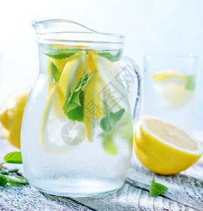 玻璃和桌上的新鲜柠檬汁图片