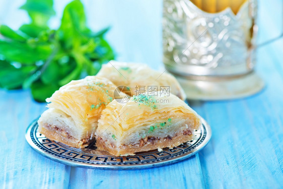Baklava土耳其在金属板和桌子上的甜点图片