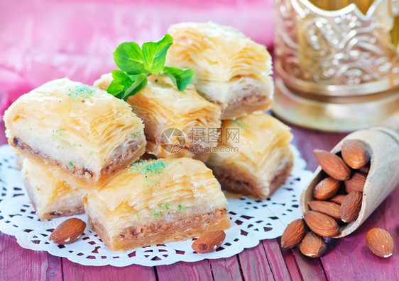 Baklava土耳其在金属板和桌子上的甜点图片