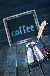 木制桌上的咖啡豆背景图片