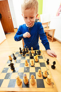 儿童在象棋思维中玩图片