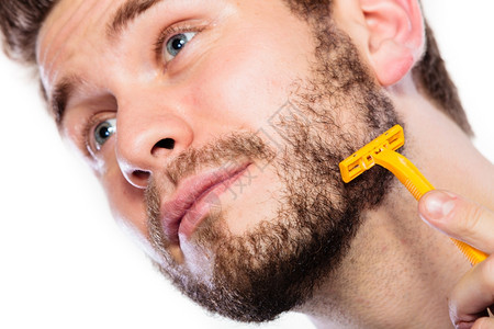 健康美貌和皮肤护理概念男面部的缝合年轻男子用黄色剃刀片白底的可支配黄胡子打图片