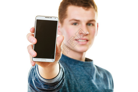 快乐的年轻人展示手机智能黑白屏幕图片