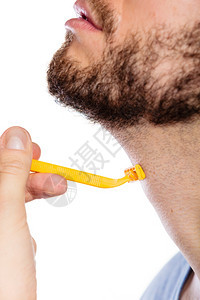 健康美貌和皮肤护理概念男面部特写脸长胡子的年轻人持有一次黄色剃刀片白底图片