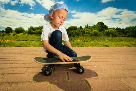 小男孩在户外玩滑板高清图片