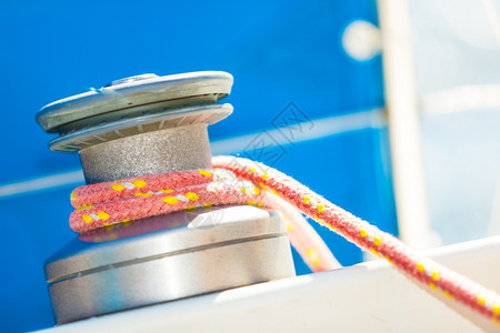 WinchCapstan在帆船上挂着绳子游艇在蓝色黄海上阳光明媚的暑假旅游奢侈生活方式图片
