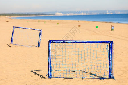 暑假积极生活方式概念足球门对沙滩足球目标图片