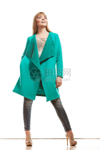 时装身穿绿色蓝羊毛大衣高跟鞋鲜青颜色的全身年轻金发时装女郎穿着鲜青绿色蓝羊毛高跟鞋图片