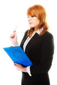 商业和教育概念红头发妇女拿着蓝色剪贴板和笔孤立于白背景图片
