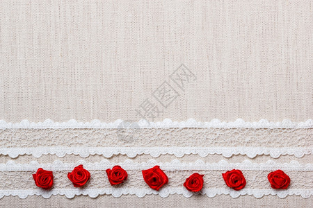 情人节婚礼请柬或贺卡红装饰的丝绸玫瑰花面纱布底带边框图片