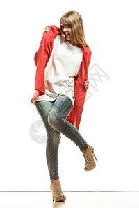 时装身穿鲜红色羊毛大衣高跟鞋的全身着鲜艳红毛衣穿着高跟鞋的金发时装年轻时装女模特图片