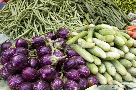 新鲜的果茄蔬菜子黄瓜豆在印度市场果阿的柜台图片