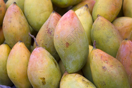 印度果阿市场上的新鲜多汁芒果图片