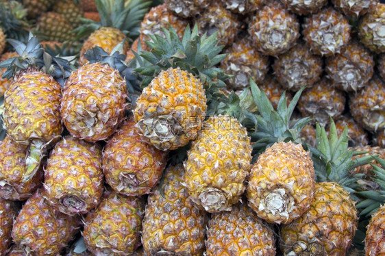 印度果阿市场上新鲜的果汁菠萝印度阿市场上新鲜的果汁菠萝图片