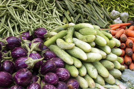 新鲜的果茄蔬菜子黄瓜豆在印度市场果阿的柜台图片